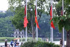 La mise en berne des drapeaux et la suspension de toutes les activités de divertissement public pendant deux jours de deuil national en hommage à l’ancien président Tran Duc Luong. Photo: VNA