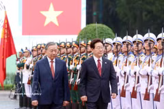 Le secrétaire général du PCV et président de la République, To Lam, et le président de la République de Corée, Lee Jae Myung, passent en revue la garde d’honneur de l’Armée populaire du Vietnam. Photo: VNA