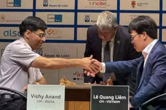 Le grand maître d'échecs Le Quang Liem (Vietnam) a battu Viswanathan Anand (Inde) 3-1 en finale du Leon Masters 2025. Photo: FIDE