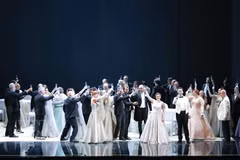 Des artistes du Théâtre d’Opéra Giuseppe Verdi de Trieste présentent le chef-d’œuvre « La Traviata » au Théâtre Ho Guom à Hanoï. Photo: VNA