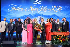 L'ambassadeur du Vietnam en Allemagne, Nguyen Dac Thanh offre un bouquet de fleurs au directeur général du centre commercial Dong Xuan, Nguyen Van Hien. Photo : VNA 