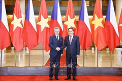 Le président du Sénat de la République tchèque, Milos Vystrcil (gquche) et le président de l’Assemblée nationale, Trân Thanh Mân. Photo: VNA