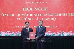 Lê Minh Hung, membre du Bureau politique et chef de la Commission d’organisation du Comité central du Parti (droite) remet la décision au noveau secrétaire du Comité du Parti de la province de Son La, Hoàng Van Nghiêm. Photo: VNA