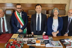L'ambassadeur du Vietnam en Italie, Duong Hai Hung (au milieu), remet des livres sur le Président Hô Chi Minh à Masciano. Photo: VNA
