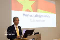 L’ambassadeur du Vietnam en Allemagne, Nguyen Dac Thanh, s'exprime au dialogue économique organisé à l’IHK Leipzig. Photo: VNA
