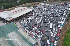Véhicules sur l'autoroute Phan Thiet-Dau Giay. Photo: VNA