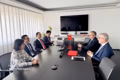 Rencontre entre l’ambassadeur du Vietnam en Autriche, Vu Le Thai Hoang et des responsables du groupe Rosenbauer. Photo: VNA
