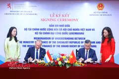 Signature du protocole d’accord de coopération entre les ministères vietnamien et luxembourgeois des Finances. Photo: VNA