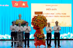 Les autorités municipales félicitent l'Union des associations scientifiques et technologiques de Da Nang à l'occasion de la Journée vietnamienne de la science et de la technologie (18 mai). Photo : VNA