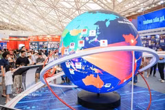 Des visiteurs découvrent les produits d’information de la VNA lors de l’exposition des réalisations nationales "80 ans d’Indépendance – Liberté – Bonheur", au Centre des expositions du Vietnam. Photo: VNA