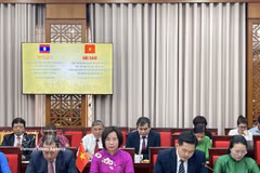 La présidente du Comité du FPV de Hanoï, Bui Huyen Mai (2e de gauche) à la séance de travail avec le Comité du Front lao d'édification nationale de Vientiane. Photo: VNA