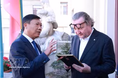 Le vice-président du Comité populaire de Hanoï, Do Anh Tuan (gauche) et le maire adjoint de Prague, Petr Hlavacek. Photo: VNA
