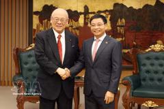 Le vice-Premier ministre Nguyen Van Thang (droite) reçoit Takebe Tsutomu, conseiller spécial de l'Alliance d'amitié parlementaire Japon - Vietnam. Photo: VNA