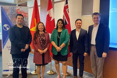 Le professeur agrégé Dang Duc Huy (2e de droite) avec d'autres intervenants lors du Forum de coopération Vietnam-Canada dans l'investissement et le commerce agricole. Photo : VNA 