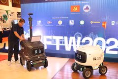 Espace d'exposition lors de la conférence « Semi-conducteurs et hautes technologies de Da Nang 2026 » organisée par le Comité populaire municipal. Photo: VNA