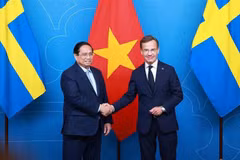 Le Premier ministre Pham Minh Chinh (à gauche) et son homologue suédois Ulf Kristersson. Photo: VNA