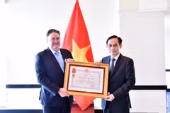 Le ministre des Affaires étrangères, Le Hoai Trung (droite), remet l’Ordre de l’Amitié à l’ambassadeur américain Marc Knapper. Photo: VNA
