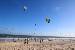 Mui Ne (province de Lam Dong) devient une destination prisée des amateurs de sports nautiques. Photo : VNA