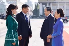 Les présidents des Parlements vietnamien et mongol et leurs épouses à la cérémonie d'accueil officielle à Oulan-Bator. Photo: VNA