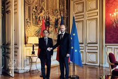 Le ministre des Affaires étrangères Le Hoai Trung (gauche) et son homologue français Jean-Noël Barrot. Photo: VNA