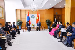 Le président de l'Assemblée nationale, Tran Thanh Man (droite), rencontre le Premier ministre mongol, Nyam-Osor Uchral, le 10 septembre à Oulan-Bator. Photo : VNA
