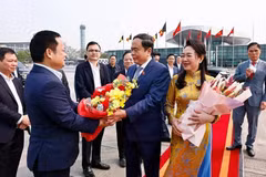 Le président de l'Assemblée nationale (AN), Tran Thanh Man, et son épouse avant leur départ pour les visites officielles en Arménie et en Ouzbékistan. Photo: VNA