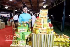 Le festival présente une large gamme de produits agricoles, de produits OCOP et d’articles artisanaux caractéristiques de différentes localités. Photo: VNA