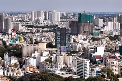 Les investisseurs étrangers s'apprêtent à injecter des capitaux sur le marché immobilier vietnamien par le biais des fusions-acquisitions. Photo: VNA