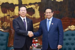 Le Premier ministre Pham Minh Chinh (droite) reçoit Peng Gangbing, président du Conseil d’administration de China Huadian Corporation Ltd. Photo: VNA