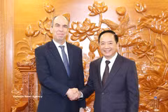 Trinh Van Quyet (droite), membre du Bureau politique, secrétaire du Comité central et chef de la Commission de la sensibilisation, de l’éducation et de la mobilisation des masses du PCV reçoit 'ambassadeur de Cuba au Vietnam, Rogelio Polanco Fuentes. Photo: VNA