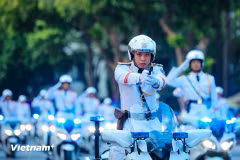 Des démonstrations de tir sont effectuées sur les motos. Photo: VNA