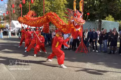 Danse du dragon représentée par des artistes vietnamiens au Japan Festival à Maintenon-Pierres. Photo: VNA