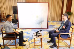 Chen Gang, membre du Comité central du PCC et secrétaire du Comité du PCC de la région autonome Zhuang du Guangxi (droite) lors de l'interview accordée à la VNA. Photo: VNA