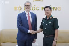 Le vice-ministre de la Défense, Nguyen Truong Thang (droite), et l'ambassadeur de France au Vietnam, Olivier Brochet. Photo: qdnd.vn
