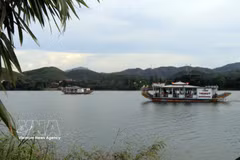 Le le développement du tourisme fluvial sur les affluents de la rivière des Parfums constitue une orientation nécessaire. Photo: VNA