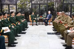 Le chef d’état-major général de l’Armée populaire du Vietnam, Nguyên Tân Cuong, également vice-ministre de la Défense, rencontre le président cubain Miguel Díaz-Canel. Photo: VNA