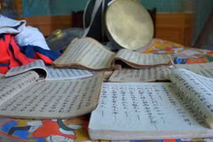 Des livres collectés et préservés par l’artisan Dang Van Son. Photo: baoquangninh.vn