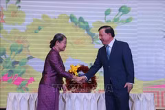 La présidente du Comité central du Front de solidarité pour le développement de la Patrie cambodgienne, Sam Dech Men Sam An remet un cadeau au président du Comité populaire de la province de Long An, Nguyen Van Ut. Photo: VNA