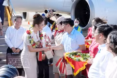 Des responsables de Quang Tri accueillent des passagers du premier vol en provenance de Khanh Hoa à l’aéroport de Dong Hoi. Photo: VNA