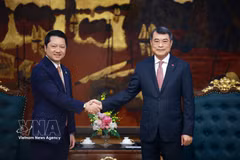 Le Premier ministre Le Minh Hung (droite) reçoit le ministre cambodgien de l'Inspection, Sok Soken. Photo: VNA