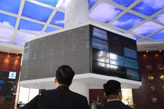 Des investisseurs suivent l'évolution du cours des actions à la Bourse de Hô Chi Minh-Ville (HOSE). Photo : VNA.