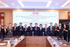 Séance de travail entre Phan Xuan Thuy, chef adjoint de la Commission de la sensibilisation et de l’éducation du Comité central du PCV et la Commission de la sensibilisation et son homologue lao Sakhone Phommalath. Photo: VNA