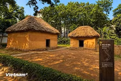 La maison en terre battue de l’ethnie Ha Nhi au Musée d’ethnographie du Vietnam. Photo : VietnamPlus