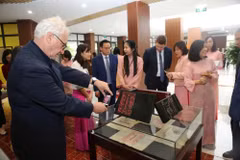 Des experts internationaux admirent le patrimoine documentaire vietnamien dans l'espace d'exposition. Photo : CTV/Vietnam+