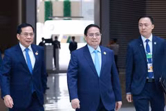 Le Premier ministre Pham Minh Chinh (au milieu) participe à la séance plénière d’ouverture de la 16e Réunion annuelle des nouveaux champions du Forum économique mondial. Photo: VNA