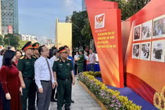 Des délégués visitent l'exposition « De l’ère de l’indépendance et de la réunification nationales à l’ère du progrès national » à Hô Chi Minh-Ville. Photo: VNA
