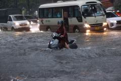 Plusieurs tronçons de la route nationale 32 sont fortement inondés le matin du 7 octobre. Photo : VNA