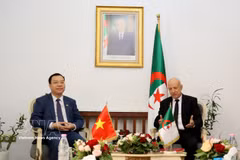 Rencontre entre l'ambassadeur du Vietnam en Algérie, Vu Duy Long et le secrétaire général du Front de libération nationale (FLN), Abdelkrim Benmbarek. Photo: VNA