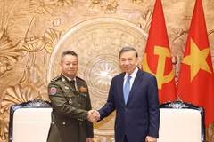 Le secrétaire général du PCV et président de la République To Lam (droite) et le général Tea Seiha, membre du Comité permanent du Parti du peuple cambodgien (PPC), vice-Premier ministre et ministre cambodgien de la Défense. Photo: VNA