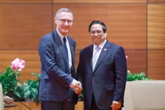 Le Premier ministre Pham Minh Chinh (droite) reçoit le vice-président adjoint en charge du Département des opérations de pays du Fonds international de développement agricole (FIDA), Donal Brown. Photo: VNA